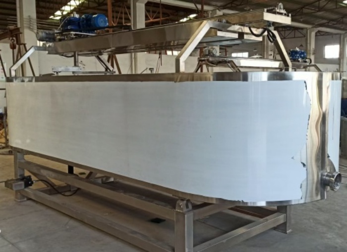 公司新增奶酪制作設(shè)備—不銹鋼奶酪槽、奶油摔打機(jī)